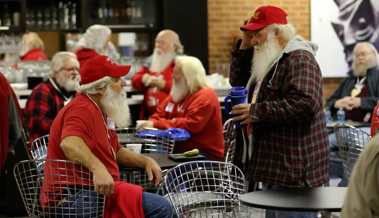 Sejumlah pria menikmati kopi sebelum mengikuti pelatihan sekolah Santa Claus Charles W. Howard di Midland, Michigan, Jumat (19/10). Sekolah ini, setiap tahunnya menerima puluhan calon siswa untuk belajar menjadi seorang Santa Claus. (JEFF KOWALSKY / AFP)