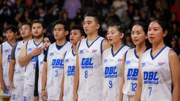 Roster DBL Indonesia Team saat fun charity match melawan Mantappu Corp di GOR Cempaka Putih, Jakarta, Rabu (16/08/2023). (Bola.com/Bagaskara Lazuardi)