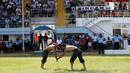 Penonton memadati tribun stadion saat pertandingan gulat digelar. (AFP Photo/Adem Altan)
