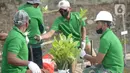 Pekerja melakukan penanam bibit Mangrove jenis Rhizopora Mucronata di Kawasan PT Karya Citra Nusantara  (KCN) Marunda, Cilincing Jakarta Jumat (3/6/2022). Sepanjang 1100 meter tahap dua untuk menanam mangrove di kawasan tersebut, sebagai komitmen kepedulian terhadap lingkungan laut terutama pesisir Utara Jakarta. (merdeka.com/Imam Buhori)