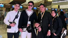 Dalam unggahan di media sosial, Verrell Bramasta tampak bertolak ke Tanah Suci bersam adik, ayah serta ibu sambungnya. Penampilan keluarga selebriti ini pun tak lepas dari perhatian netizen. (Liputan6.com/IG/@bramastavrl)