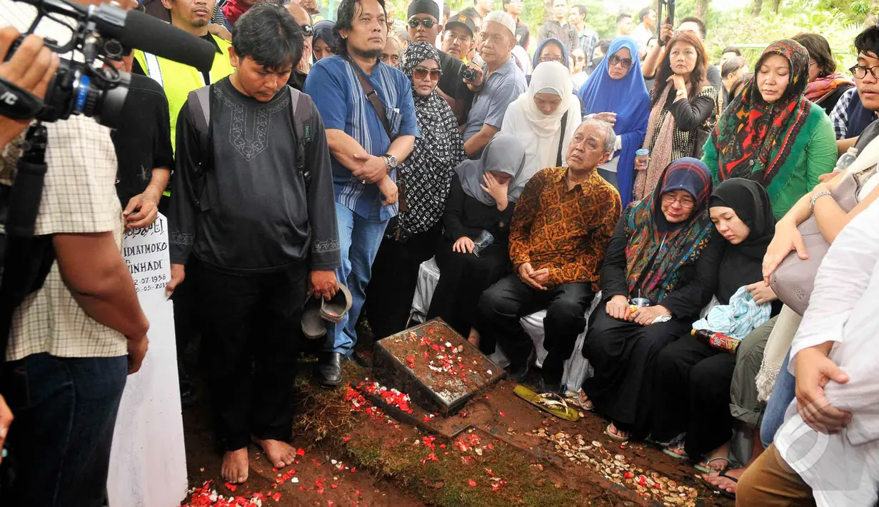 Suasana pemakaman Didi Petet di TPU Tanah Kusir, Jakarta, Jumat (15/5/2015). Keluarga menerangkan, Didi meninggal usai melaksanakan Salat Subuh. (Liputan6.com/Faisal R Syam)
