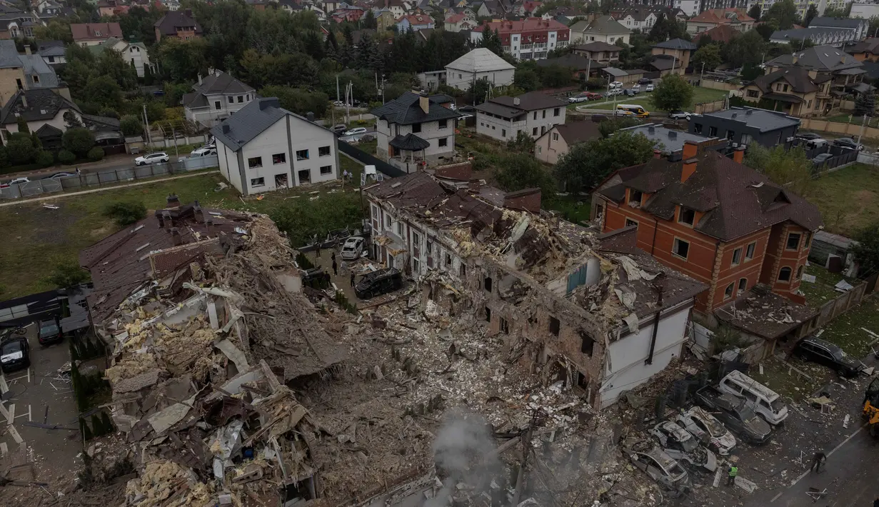 Otoritas Ukraina pada Minggu 28 September 2025 mengatakan bahwa serangan udara Rusia yang terjadi Sabtu (27/9) malam waktu setempat di Kyiv menewaskan sedikitnya empat orang, termasuk seorang gadis berusia 12 tahun. (Roman PILIPEY/AFP)