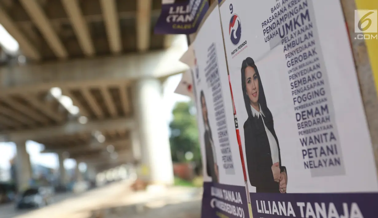 Alat peraga kampanye calon legislatif menempel di sepanjang tiang penyangga Jalan Tol Desari, Jakarta, Kamis (25/4). Meskipun Pemilu serentak telah selesai, namun masih banyak APK yang terdapat di sejumlah sudut Ibukota dan menjadi sampah visual. (Liputan6.com/Immanuel Antonius)