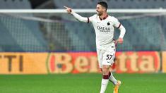 Pemain AS Roma, Leonardo Spinazzola, melakukan selebrasi usai mencetak gol ke gawang Fiorentina pada laga Liga Italia di Stadion Artemio Franchi, Rabu (3/3/2021). AS Roma menang dengan skor 2-1. (Jennifer Lorenzini/LaPresse via AP)