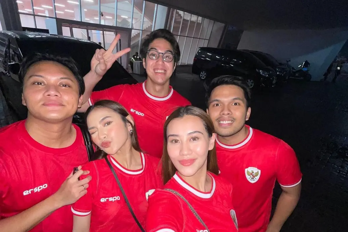 Potret El Rumi nobar timnas bareng pasangan Aaliyah-Thariq dan Mahalini-Rizky (Sumber: Instagram/@elelrumi)