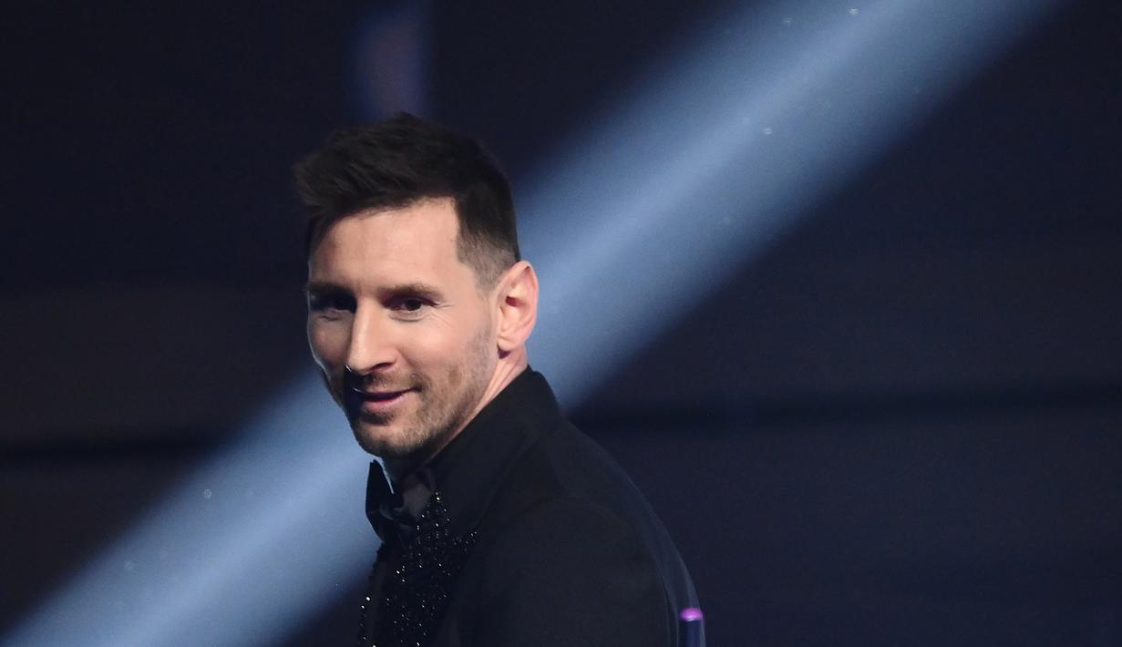 Lionel Messi tersenyu saat menerima trofi penghargaan sebagai pemain terbaik FIFA 2022 di Paris, Selasa (28/2/2023). La Pulga mengalahkan dua pesaingnya, Kylian Mbappe (Paris Saint-Germain/Prancis) dan Karim Benzema (Real Madrid/Prancis). (AFP/Franck Fife)