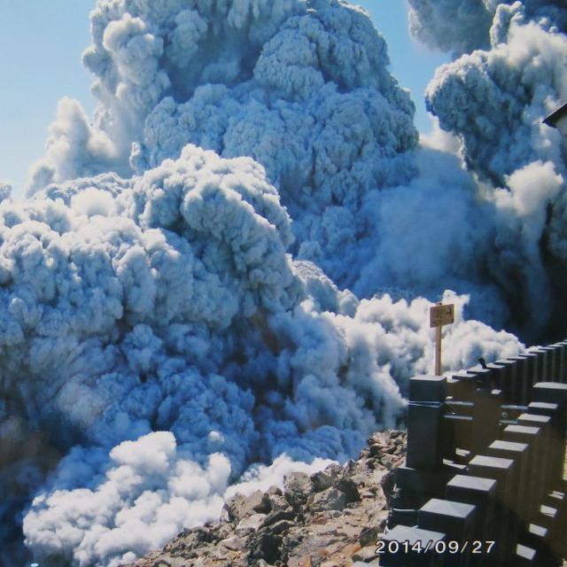 15+ Trend Terbaru Gambar Kartun Gunung Meletus Orang Orang ...