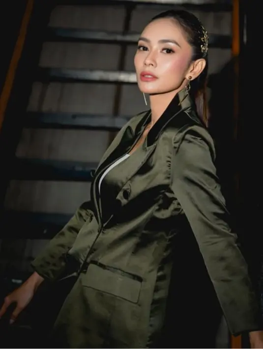 Masayu tampil dengan makeup blush on pink dan lipstik orange. Ia mengenakan anting-anting panjang. [@andriwphotos]