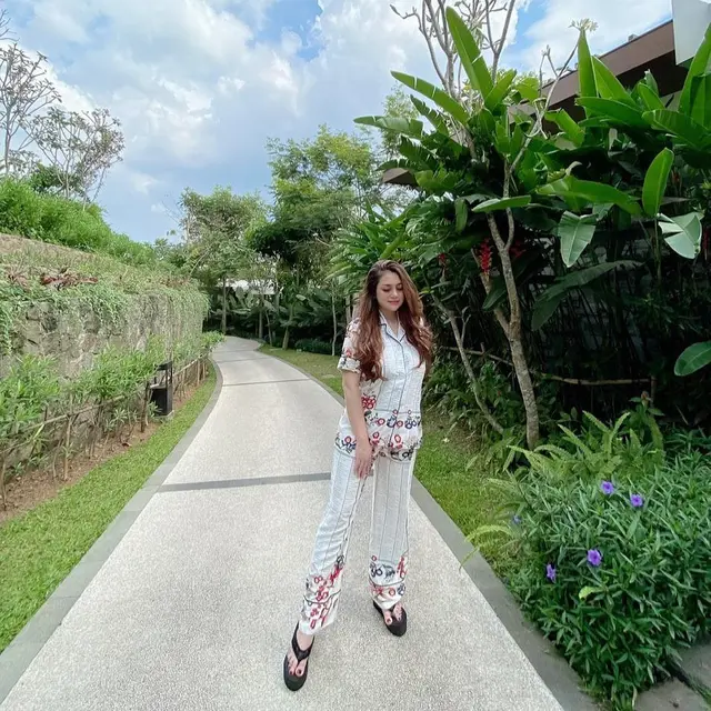 Jadi Ibu 4 Anak, Ini 7 Potret Celine Evangelista Pamer Body Goals Bak ABG