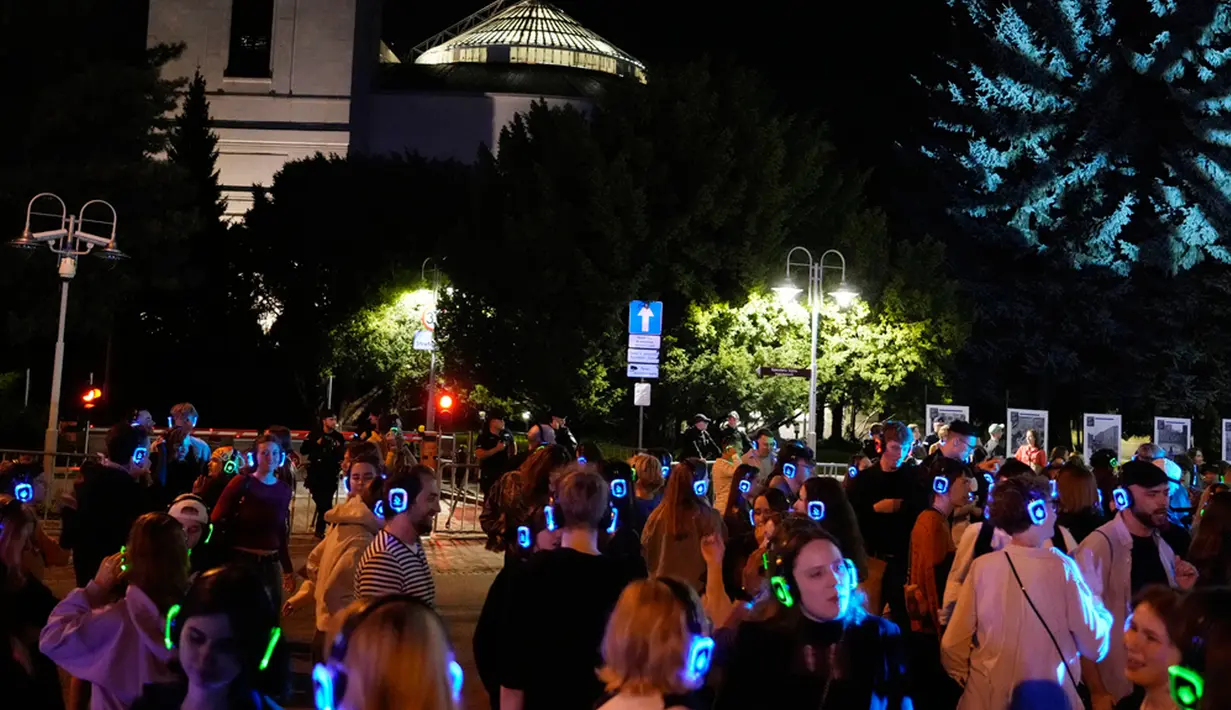 Kaum muda ikut serta dalam protes Global Climate Strike 'Fridays For Future' di depan parlemen Polandia di Warsawa, Polandia, Jumat (15/9/2023). Menurut analisis IMF, pemerintah di dunia menggelontorkan subsidi untuk minyak dan gas sebesar USD 7 triliun  hanya pada tahun lalu saja. (AP Photo/Czarek Sokolowski)