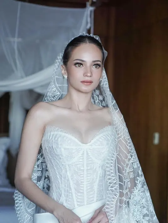Jangan lupakan penampilan menawan Enzy Storia di hari bahagianya pada bulan Mei lalu. Ia tampil luar biasa manglingi dengan makeup flawless dari Eva Lovira, membuatnya semakin terlihat cantik luar biasa. [Foto: Instagram/evalovira]