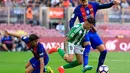 Duel antara pemain Barcelona dan Real Betis dalam laga La Liga di Stadion Camp Nou, Minggu (21/8/2016) dini hari WIB. (AFP/Pau Barrena)