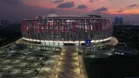 Foto udara memperilhatkan Jakarta International Stadium (JIS) yang baru didirikan untuk pertandingan sepak bola dan konser musik, di Jakarta pada 17 April 2022. Stadion termegah di Indonesia tersebut mampu menampung 82.000 penonton. (ADEK BERRY/AFP)