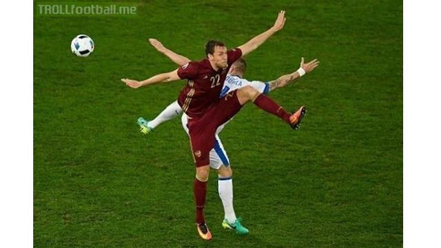 6 Momen Apes saat Main Sepak Bola Ini Bikin Senyum Tipis