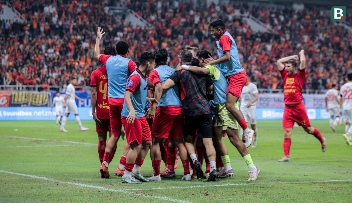 <p>Pemain Persija Jakarta merayakan gol yang dicetak oleh Ryo Matsumura ke gawang Persis Solo pada laga lanjutan BRI Liga 1 2024/2025 di Jakarta International Stadium (JIS), Jakarta Utara, Sabtu (24/08/2024). (Bola.com/Bagaskara Lazuardi)</p>