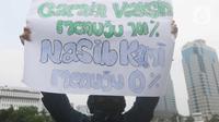 Massa dari Forum Komunikasi Nakes dan Non-Nakes Indonesia (FKHN Indonesia) membawa poster tuntutan saat menggelar aksi di kawasan Patung Kuda, Jakarta Pusat, Kamis (22/9/2022). Menteri Kesehatan Budi Gunadi Sadikin sebelumnya telah menjanjikan pemerintah akan mengangkat tenaga kerja honorer di bidang kesehatan sebagai ASN atau Pegawai Pemerintah dengan Perjanjian Kerja (PPPK). (Liputan6.com/Herman Zakharia)