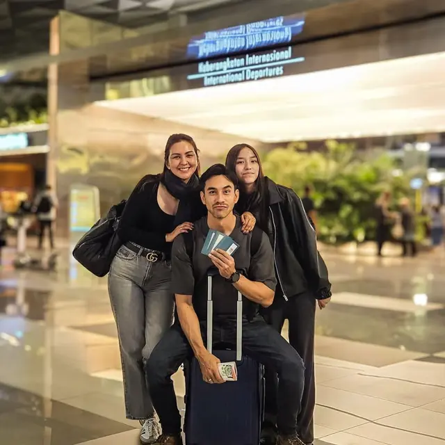 Potret Darius Sinathrya dan Keluarga OTW ke Eropa (credit: https://www.instagram.com/darius_sinathrya/)