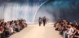 Panggung runway Louis Vuitton untuk memeragakan koleksi Pakaian Pria Musim Semi/Panas 2027 sebagai bagian dari Paris Fashion Week, di Paris, pada 23 Juni 2026. (dok. SIMON WOHLFAHRT / AFP)