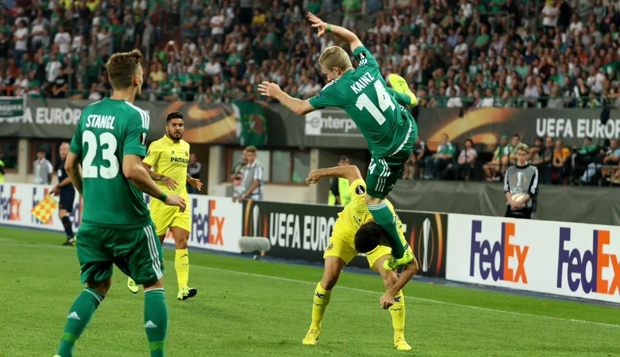 Winger Rapid, Florian Kainz, dilanggar pemain Villarreal CF di laga fase grup Liga Europa di Stadion Ernst Happel, Wina, Austria, Kamis (18/9/2015) dini hari WIB. (Bola.com/Reza Khomaini)