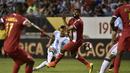 Pemain Argentina, Erik Lamela, melakukan tembakan ke arah gawang Panama pada laga Grup D Copa America Centenario 2016, di Stadion Soldier Field, Chicago, Amerika Serikat, Sabtu (11/6/2016). (AFP/Omar Torres)