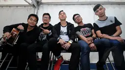 Dibya Dika (kiri) berpose bersama Ikmal Tobing (tengah) jelang beraksi di panggung inBox di Cibinong Square, Bogor, Kamis (29/1/2015). Dibya Dika merupakan pemenang kedua Music Video Contest yang digelar Vidio.com. (Liputan6.com/Helmi Fithriansyah)