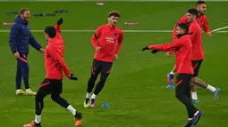 Striker Atletico Madrid Prancis Antoine Griezmann (tengah) menghadiri sesi latihan menjelang leg pertama perempat final Liga Champions, di Stadion Etihad, Senin (4/4/2022). Atletico Madrid akan bertandang ke markas Manchester City pada Rabu, 6 April 2022 dini hari WIB. (Paul ELLIS / AFP)