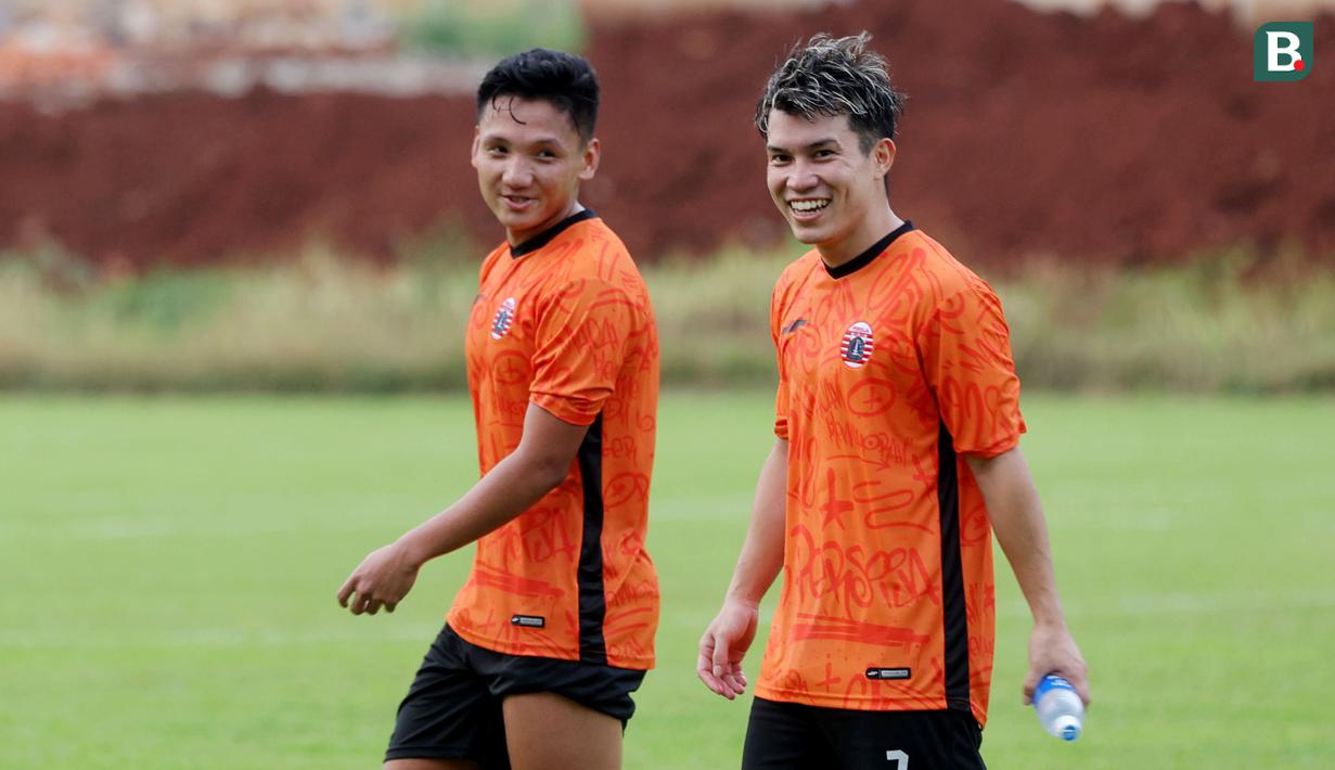 Pemain baru Persija Jakarta, Ryo Matsumura, bercanda dengan Syahrian Abimanyu saat mengikuti sesi latihan di Nirwana Park, Sawangan, Depok, Rabu (31/5/2023). Pemain asal Jepang itu didatangkan Macan Kemayoran dari Persis Solo dan diikat dengan kontrak berdurasi tiga musim. (Bola.com/M Iqbal Ichsan)
