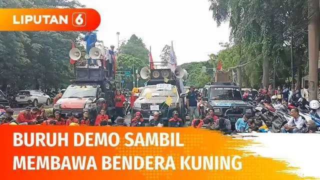 Sambil membawa bendera kuning, ratusan buruh yang tergabung dalam Aliansi Banten Bersatu menggelar aksi di depan kantor Disnaker Kota Tangerang dengan memblokade jalan. Mereka mendesak penjelasan kenaikan upah minimum tahun 2022.