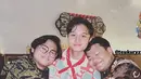 Aldy dan Teuku Rizky juga hadir, Aldy mengenakan jaket motif Army warna hijau dan Teuku mengenakan kemeja batik lengan panjang. [@aldymdni]