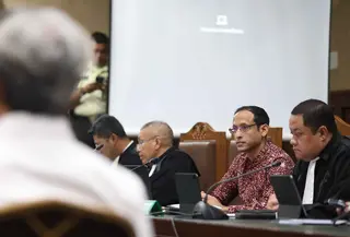 Meski demikian, ia menyatakan siap mengikuti persidangan pada hari ini. Tampak dalam foto, mantan Menteri Pendidikan, Kebudayaan, Riset dan Teknologi (Mendikbudristek), Nadiem Makarim (kedua kanan) saat mengikuti persidangan lanjutan di Pengadilan Tindak Pidana Korupsi Jakarta (Tipikor) Jakarta, Senin (2/2/2026). (Kapanlagi.com/Budy Santoso)