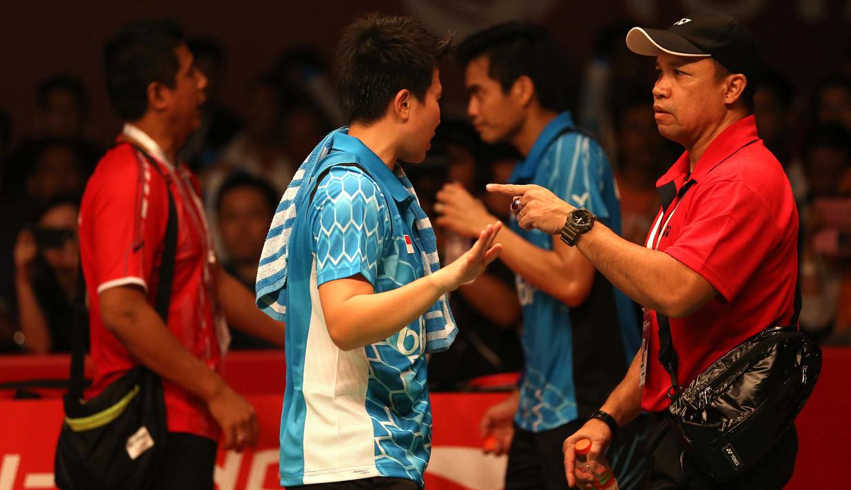 Tontowi Ahmad/Liliyana Natsir mendapat arahan dari pelatih Richard Mainaky (kanan) dan Nova Widianto saat bertanding melawan pebulutangkis Tiongkok, Zhang Nan/Zhao Yunlei. (Bola.com/Arief Bagus)