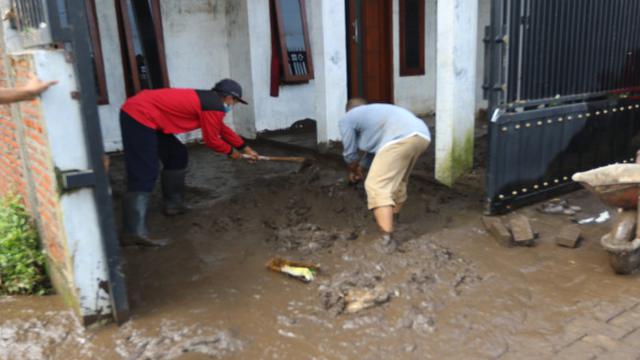 Dampak Banjir di Kota Malang, Mobil Hanyut dan Puluhan Rumah Terendam
