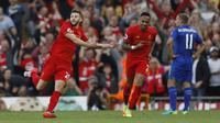 Gelandang Liverpool, Adam Lallana (kiri) melakukan selebrasi usai mencetak gol ke gawang Leicester City, pada laga lanjutan Premier League 2016-2017, di Stadion Anfield (10/9/2016). Performa The Reds menjadi modal kala bersua Chelsea, akhir pekan ini.  (R