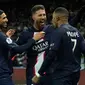 Pemain Paris Saint-Germain (PSG) Kylian Mbappe merayakan dengan rekan satu timnya setelah mencetak gol ke gawang Strasbourg pada pertandingan sepak bola Liga Prancis di Parc des Princes, Paris, Prancis, 28 Desember 2022. PSG mengalahkan Strasbourg dengan skor 2-1. (AP Photo/Thibault Camus)