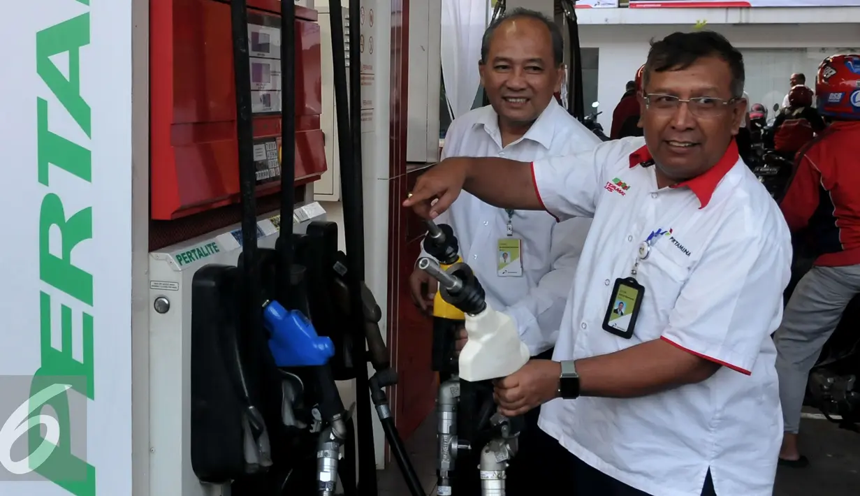Direktur Pemasaran Pertamina, Ahmad Bambang (Kanan) dan SVP Fuel Marketing Pertamina, Muhamad Iskandar (Kiri)  saat mengecek handle bensin Pertalite di SPBU, Kawasan Abdul Muis, Jakarta, Kamis (23/7/2015). (Liputan6.com/JohanTallo)