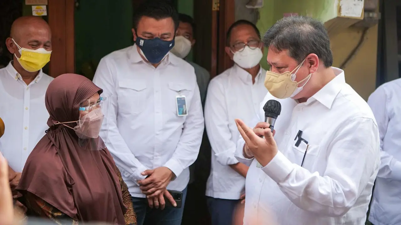 Menteri Koordinator Bidang Perekonomian Airlangga Hartarto mengunjungi salah satu kelompok pemberdayaan masyarakat yakni UMKM usAHAdi Kota Surakarta.