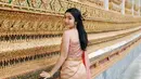 Negeri Gajah Putih memang memiliki budaya yang menakjubkan. Tentu saat liburan ke Thailand akan kurang rasanya bila belum mengabadikan foto-foto di tempat ikoniknya. Tampil mengenakan busana khas Thailand, sosok Febby Rastanty menuai banyak pujian dari netizen. (Liputan6.com/IG/@febbyrastanty)