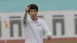 Asisten pelatih Timnas Indonesia, Gong Oh-kyun, saat sesi latihan di Stadion Wibawa Mukti, Cikarang, Senin (13/1/2020). Gong Oh-kyun dinyatakan postif terpapar virus corona. (Bola.com/M Iqbal Ichsan)
