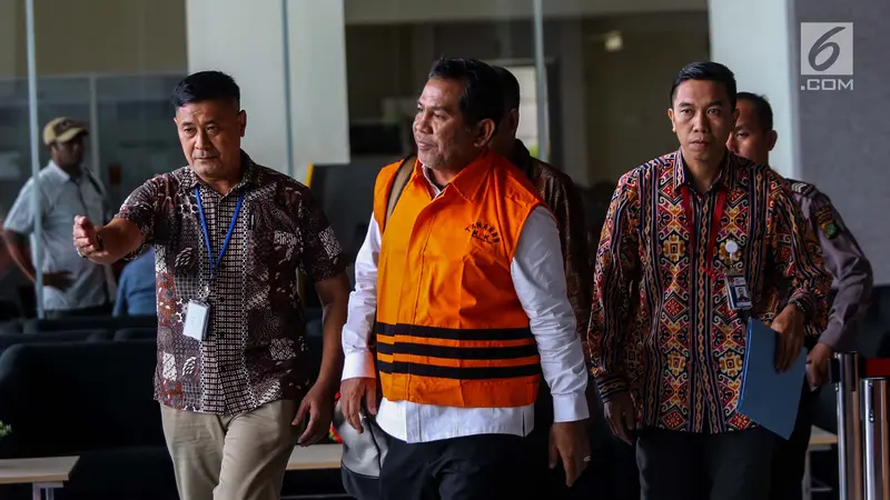 FOTO: Resmi Ditahan KPK, Bupati Hulu Sungai Tengah Kenakan Rompi Oranye