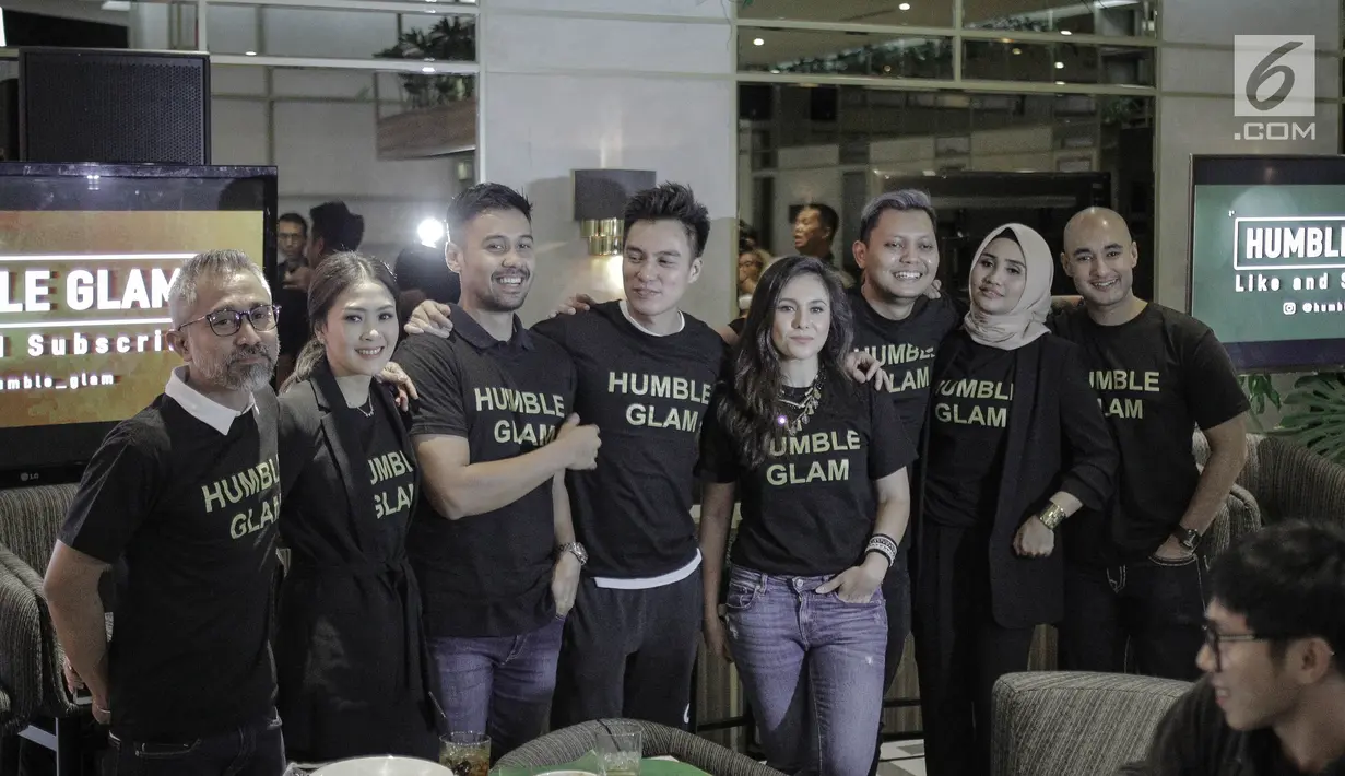 Sejumlah aktor dan aktris yang tergabung dalam Geng Humble Glam berfoto bersama saat ditemui dikawasan Jakarta, Rabu (28/3). (Liputan6.com/Faizal Fanani)