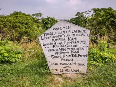 Sebuah tugu peringatan yang dipasang di tanggul lumpur Lapindo menandai peringatan 19 tahun bencana tersebut di Porong, Sidoarjo, Jawa Timur, pada 29 Mei 2025. (JUNI KRISWANTO/AFP)