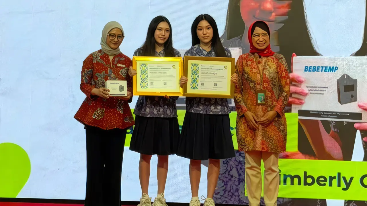 Kathleen Victoria dan Kimberly Georgia mendapatkan penghargaan dalam acara puncak  Hari Anak Nasional 2026 di Rumah Sakit Anak dan Bunda (RSAB) Harapan Kita, Jalarta.