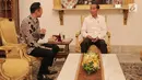 Presiden Joko Widodo (kanan) berbincang dengan Ketua Kogasma Partai Demokrat Agus Harimurti Yudhoyono atau AHY di Istana Merdeka, Jakarta, Kamis (2/5/2019). Keduanya berharap semua pihak tenang dan sabar menunggu hasil perhitungan resmi Pilpres dari KPU. (Liputan6.com/Pool/Biro Pers Setpres)