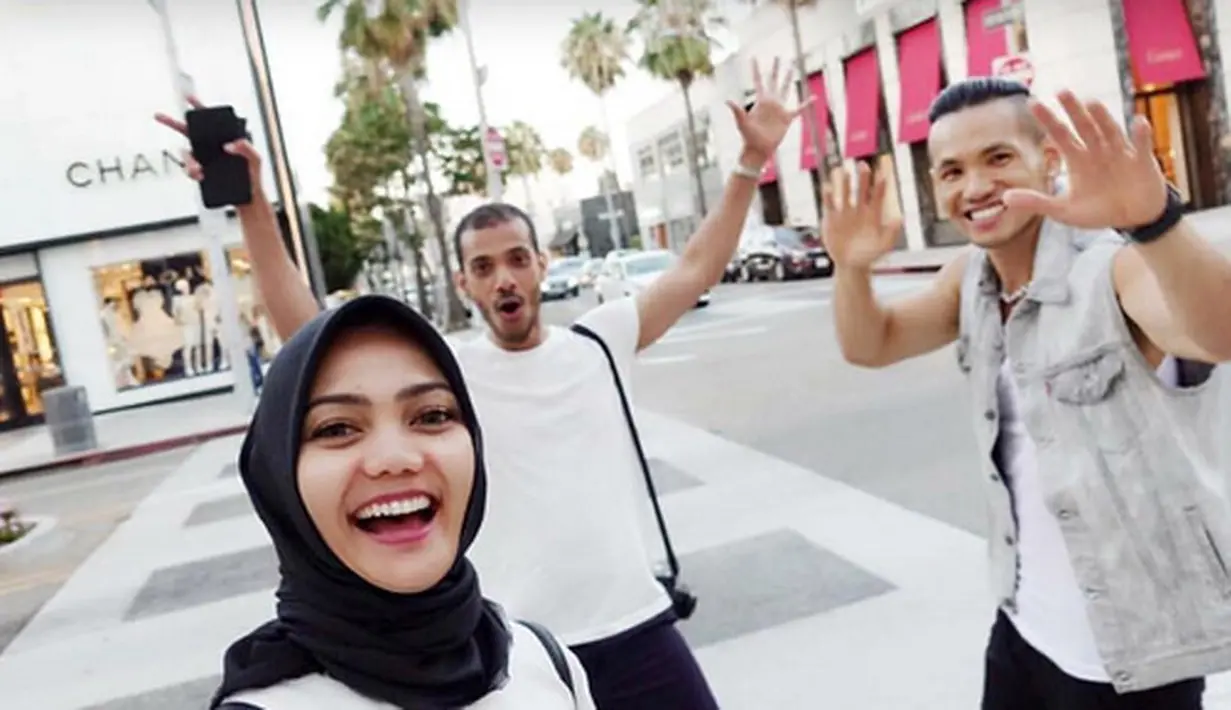 Bahkan dalam foto lain, saat di Las Vegas, Faraj Achmad saat mengunggah foto bersama Rina Nose mengaku menarik dan membuatnya senang. Setelah hubungannya dengan Fakhrul Razi kandas, Rina kini lebih tertutup soal asmara. (Instagram/zackraj)