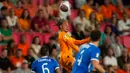 Belanda semakin bersemangat. Hasilnya gol kedua bisa mereka cetak pada saat laga berjalan setengah jam. (AP Photo/Peter Dejong)
