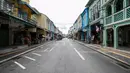 Sebuah jalan yang kosong di Phuket, Thailand (13/9/2020). Pusat Administrasi Situasi COVID-19 Thailand pada Senin (28/9) mengatakan pihaknya akan mengizinkan lebih banyak kategori warga asing masuk ke Thailand mulai Oktober mendatang dan seterusnya. (Xinhua/Zhang Keren)