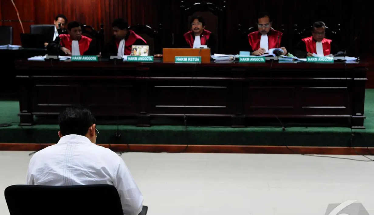 Di hadapan hakim persidangan, Anas khusyuk dengan catatannya, Jakarta, Kamis (11/9/2014) (Liputan6.com/Andrian M Tunay)