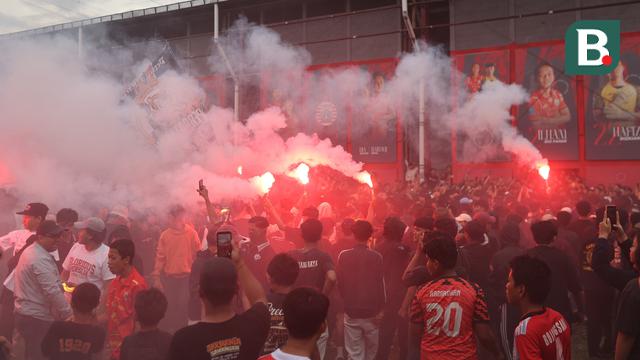 Foto: Ribuan The Jakmania Geruduk Tempat Latihan Persija, Minta Macan Kemayoran Kalahkan Persib Bandung di BRI Super League