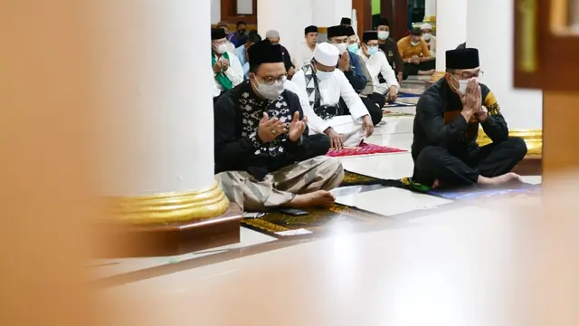 Gubernur DKI Jakarta Anies Baswedan dan Ridwan Kami berteu dalam Salat Shubuh berjamaah di Masjid Agung Sumedang, Jawa Barat. (Istimewa)